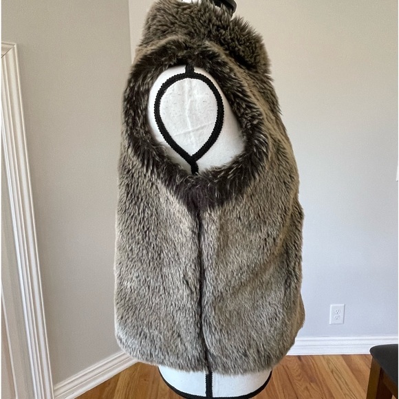 Outdoor Edition by Parkhurst faux fur vest in a size S/P mob wife fur brown - Picture 5 of 15